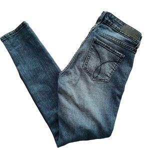 Calvin Klein Jeans Talla. Mid rise Skinny leg denim.  Soft & stretchy​ Size 4